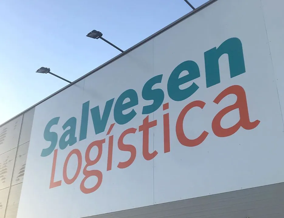 Letras Salvesen Logística aplicadas na fachada de um armazém
