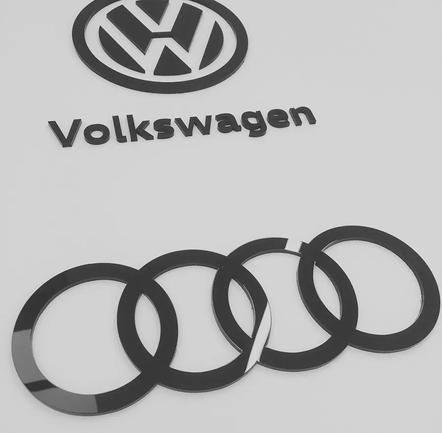 Logótipos da Volkswagen e da Audi recortados em volume